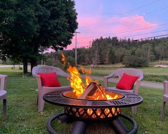 The Little Farmhouse at Adams Farm just minutes to skiing, golf and lakes - Wilmington - Innenhof