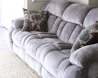 The Rustic Old Farmhouse Peaceful home in Amish country,10 min from tourist area - Gap - Living room