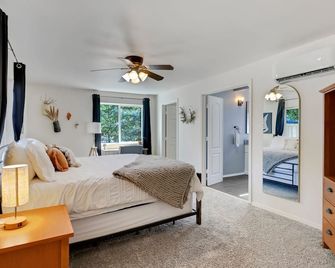 'Peaceful Pine Cottage' on 2+acres - Close to Ski Resorts! - La Pine - Bedroom