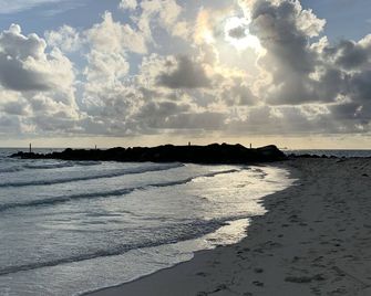 Ground floor condo with private beach. Pet friendly - Фріпорт - Пляж