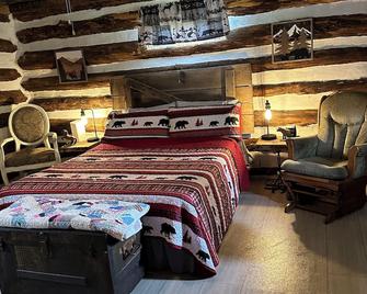 Rustic Log Cabin on private land, with ample gravel roads for horses and ATV’s. - Hardy - Schlafzimmer