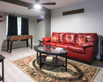 Beautifully renovated home/ 5BR - Cleveland - Living room
