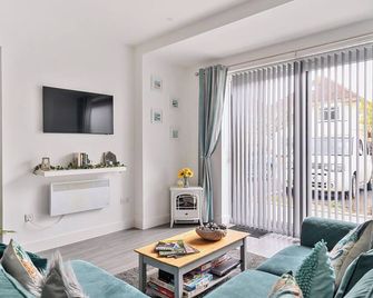 Mary Bowes Terrace - Bournemouth - Living room