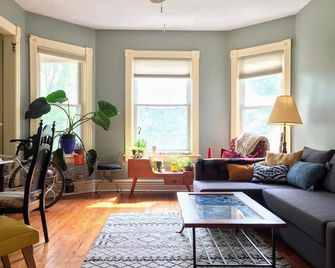 Sunny Spacious 2nd Fl home near Union College, Proctors, Ellis - Schenectady - Obývací pokoj