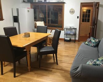 Riverfront Rustic Cottage - Durham Bridge - Dining room