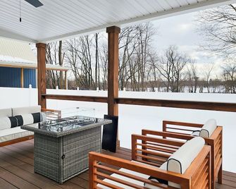 New! Hot Tub, Firepit & Game System Near Hershey - Walk To Lake & Fishing! - Lebanon - Patio