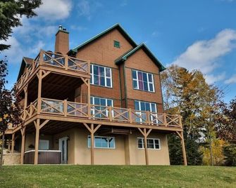 Condo 120h, Riverfront Views, Terrace & Bbq - Petite-Rivière - Building