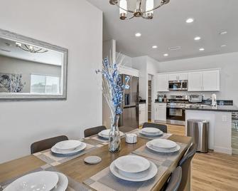 Bliss Flagstaff 55 3 Bedroom Townhouse by RedAwning - Bellemont - Dining room