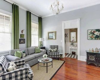 The Cottage @ Trustees' Garden | Walk To River! - Savannah - Living room