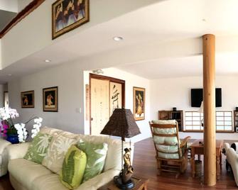 Guest House In Hilo - Hilo - Living room