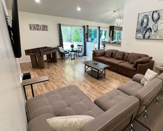 Bright, Fun & Peaceful House w/ Heated Pool - Thousand Oaks - Pokój dzienny