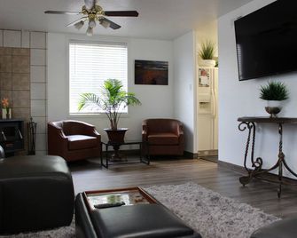 Unique & Luxury 4-Bed Retreat ‘Year-Round Gardens' - Colorado City - Sala de estar