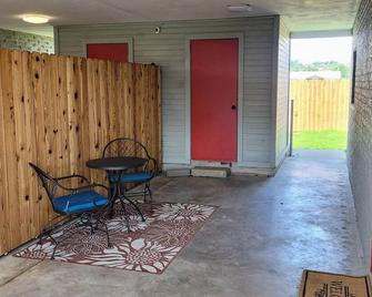 The Butterfly-A Contemporary Hideaway - Ozona - Patio