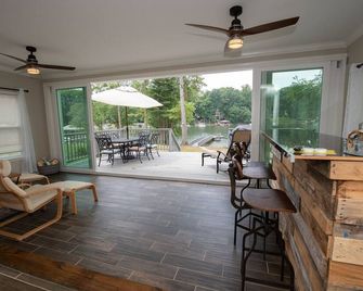 Incredible Mooresville House on Lake Norman - Completely Remodeled - Mooresville - Living room