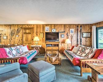 Rustic-Chic Lake Glen Studio 4 Mi to Beach! - Glen Arbor - Sala de estar