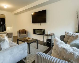 3BR Getaway in Kleinburg, Vaughan, Built in 2024 — Stylish Comfort Awaits You! - Vaughan - Sala de estar