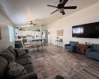 Quiet, Comfortable Home in Safford, AZ - Safford - Living room