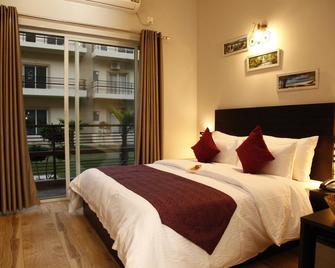 Anandam Clarks Inn Suites Vrindavan - Vrindavan - Bedroom