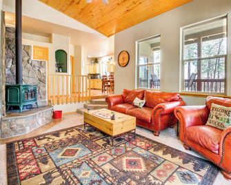 Walk to Rainbow Lake Peaceful Cabin With - Show Low - Living room