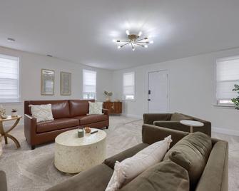 Spacious and Quiet 4BD Oasis - Private Yard - Ephrata - Living room