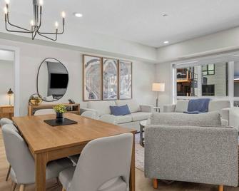 Pool and hot tub Stunning 2Bd haven in the Rockies - Canmore - Stue