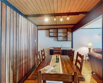 Comfortable townhome with amazing views, private sauna, fireplace, deck & WIFI - Jackson - Dining room