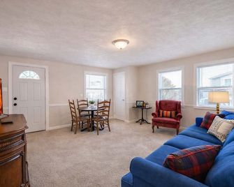 Spacious 4BR | Sleeps 8 | 5 Min to S&T & Downtown - Rolla - Вітальня