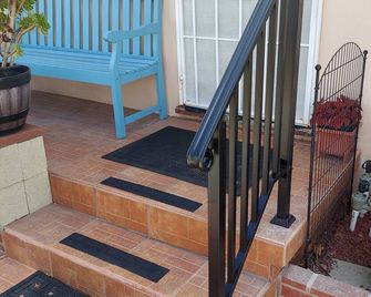 2 Miles Burbank Airport/7 Miles Universal/ Studios/N Hollywood. Cozy Room - Los Ángeles - Escaleras