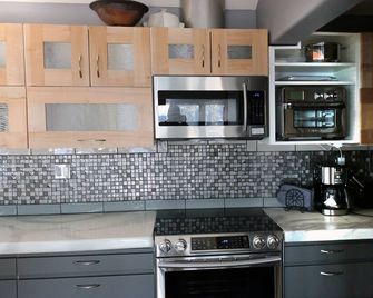 One of a kind custom home with exceptional views overlooking Strait of Georgia - Halfmoon Bay - Kitchen