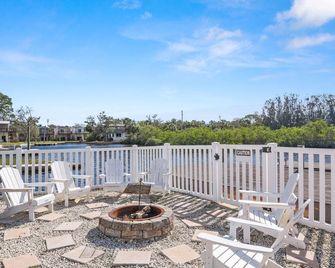 Waterfront 3 Bedroom Hudson Getaway with private dock! - Hudson - Balcón