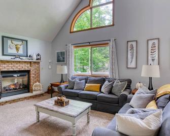 The Woodview at The Hideout with open floorplan and HUGE Gameroom! - Lake Ariel - Living room