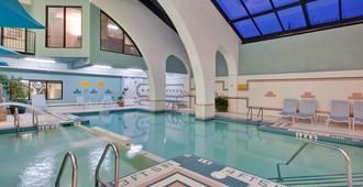 Holiday Inn & Suites Windsor Ambassador Bridge, An IHG Hotel - Windsor - Pool