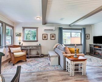 Cambridge Cabin - 3 Min Walk to Lake Ripley! - Lake Mills - Living room