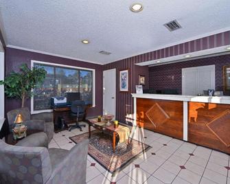 Xecutive Inn and Suites - Center - Rezeption