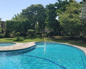 City Charm & Poolside Peace -Gated - Diego Martin - Piscine