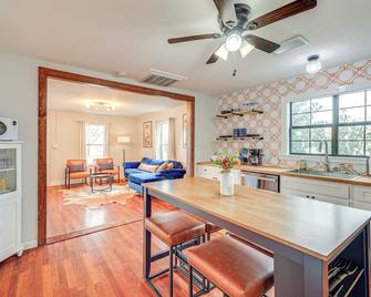 Walk to Main Street Cottage With Deck In - Bandera - Eetruimte
