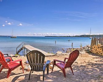 Less Than 1 Mi to Dtwn Suttons Bay! Studio with Shared Beach - Suttons Bay - Playa