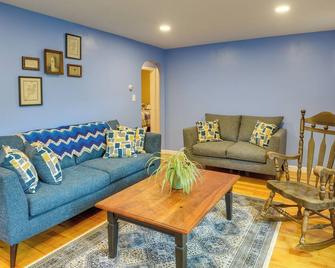 Dog-Friendly Fitchburg Vacation Rental, Hike and Ski - Fitchburg - Sala de estar