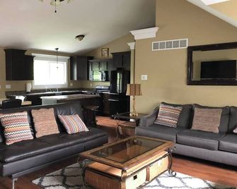 3 Bedroom, full kitchen and remodeled bathroom. Water-views from the Kitchen and covered deck. - Collinsville - Wohnzimmer