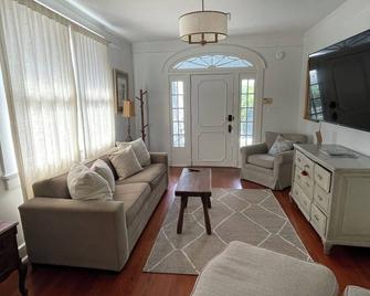 Charming 4-bedroom house with WiFi and AC in fantastic New Orleans - Nueva Orleans - Sala de estar