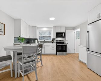 Quiet Modern 2BR w/ Patio & Garage in North Canton - North Canton - Cocina