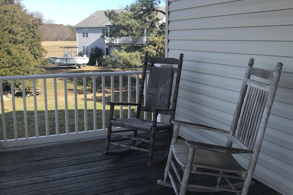 Waterfront Getaway-Beach, Canoe and Boat Dock!
