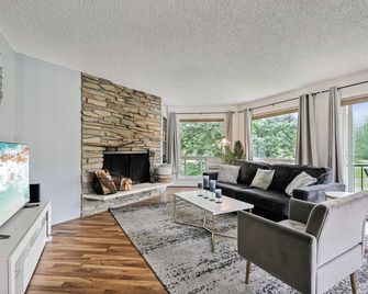 Ski-Mount Hood Charm-Welches,golf And Ski Resort Condo,w&D, Wifi,near Woods,hiking,fishing - Mount Hood Village - Living room