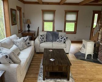 Beautiful 5-Bedroom Upscale Country Home With Home Theater - Putney