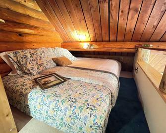 Cabin By The Bluff Of Kenai River With Mountain View - Kenai