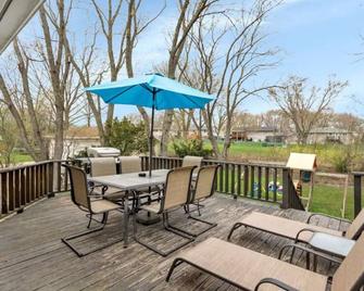 Promo 10% Weekly/12% Monthly Discount!\nking Bed, High-Speed Wifi, Large Deck - Schaumburg - Patio
