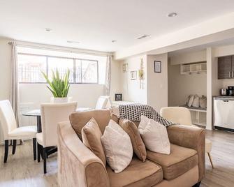 5 mins to the United Center! Cozy 2 bedroom apartment - Chicago - Sala de estar