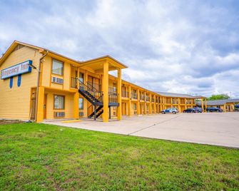Regency Inn By OYO Rockdale Tx - Rockdale - Gebouw