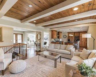Heavenly Home/Minnetonka Lakes/Nature Scenic View - Minnetonka - Living room