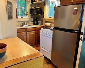 The 'Wicked Cute' Camp – on Norton Pond Near Camden & the Coast of Maine - Lincolnville - Kitchen